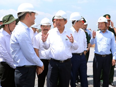 Phó Thủ tướng Trương Hòa Bình thị sát Khu tái định cư Lộc An - Bình Sơn ngày 30/9.