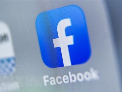 Biểu tượng Facebook trên màn hình máy tính bảng. (Nguồn: AFP/TTXVN).