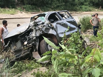 Xe gặp nạn bị vò nát sau khi rơi xuống vực chiều 2/10. Ảnh: CTV.