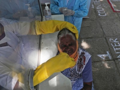 Nhân viên y tế lấy mẫu xét nghiệm cho người dân ở Hyderabad, Ấn Độ, hôm 3/10. Ảnh: AP.