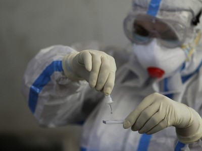 Nhân viên y tế tại một điểm xét nghiệm nCoV ở Jammu, Ấn Độ, hôm 7/9. Ảnh: AP.