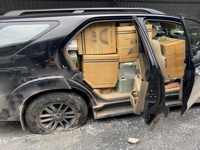 Chiếc xe ô tô gây tai nạn giao thông xếp đầy các thùng thuốc lá lậu bên trong (ảnh Công an tỉnh Đồng Nai).