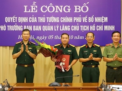 Lãnh đạo Ban Quản lý Lăng trao quyết định và chúc mừng Đại tá Phạm Hải Trung.