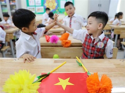 Học sinh lớp 1 trường Tiểu học Thăng Long, quận Hoàn Kiếm bày tỏ sự thích thú với môi trường học mới. (Ảnh: Thanh Tùng/TTXVN).