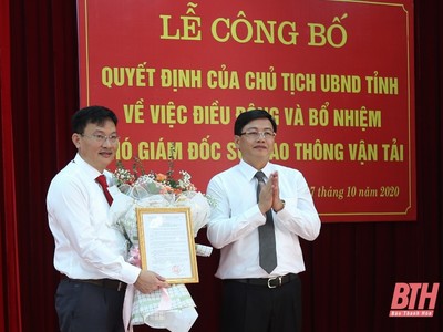 Ông Mai Xuân Liêm, Phó chủ tịch UBND tỉnh Thanh Hóa (phải) trao Quyết định, tặng hoa chúc mừng tân Phó giám đốc Sở GTVT. Ảnh: Báo Thanh Hóa.