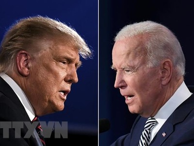 Ứng viên tranh cử Tổng thống của đảng Dân chủ Joe Biden (phải) và Tổng thống đương nhiệm Donald Trump trong cuộc tranh luận trực tiếp đầu tiên ở Cleveland, Ohio, ngày 29/9. (Ảnh: AFP/TTXVN).