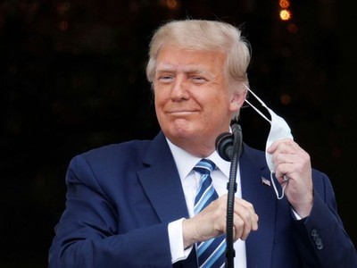 Ông Trump tháo khẩu trang khi phát biểu trước hàng trăm người. (Ảnh: Reuters).