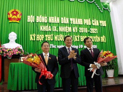 Chủ tịch HĐND TP. Cần Thơ Phạm Văn Hiểu (giữa) tặng hoa chúc mừng các ông Trần Việt Trường (trái) và Lê Quang Mạnh (phải). Ảnh: Pháp luật TPHCM.