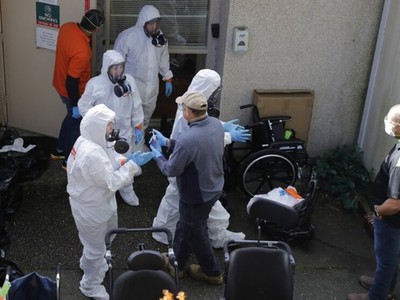 Hoạt động vệ sinh khử trùng phòng dịch bệnh tại một trung tâm chăm sóc sức khỏe ở Mỹ. Ảnh: AP.