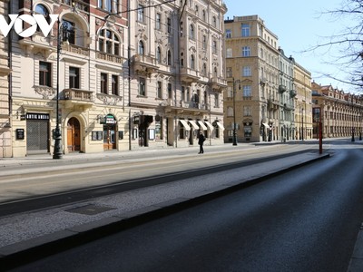 Một số tuyến phố trung tâm không có người đi lại.