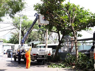 Cơn bão số 9 (MOLAVE) đã đổ bộ vào các tỉnh miền Trung, gây khó khăn trong vận hành nguồn điện và lưới điện tại khu vực này.