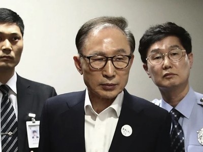 Cựu Tổng thống Lee Myung-bak (giữa). Ảnh: SCMP.