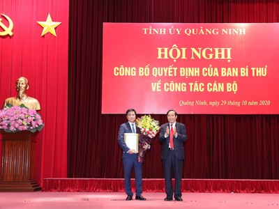 Đồng chí Phạm Thanh Bình, Ủy viên Trung ương Đảng, Phó trưởng Ban Thường trực Ban Tổ chức Trung ương trao quyết định của Ban Bí thư cho đồng chí Nguyễn Tường Văn.