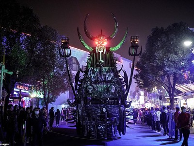 Khách du lịch khắp nơi đổ về Vũ Hán tham dự ngày lễ Halloween