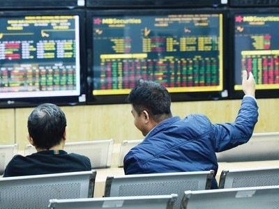 Trong “sóng” tăng luôn có những nhịp điều chỉnh, nhất là khi thị trường bước vào giai đoạn thiếu thông tin hỗ trợ. Ảnh: Dũng Minh.