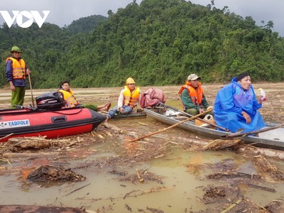 Sử dụng thuyền máy, ca nô tìm kiếm nạn nhân mất tích ở lòng hồ thủy điện sông Tranh 2.