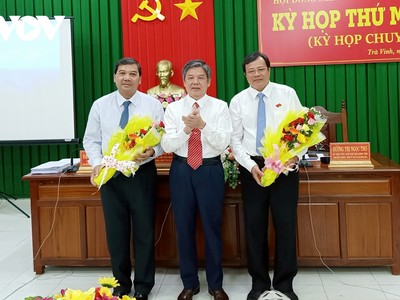 Ông Kim Ngọc Thái (bìa trái) và ông Lê Văn Hẳn (bìa phải) tân Chủ tịch HĐND và UBND tỉnh Trà Vinh.