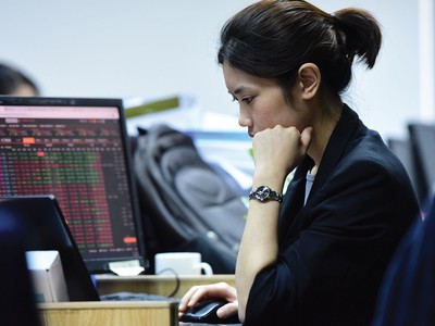Luật Chứng khoán 2019 cho phép chào bán chứng khoán dưới mệnh giá trong một số trường hợp như thị giá cổ phiếu trên sàn giảm xuống dưới mệnh giá... Ảnh: Dũng Minh.