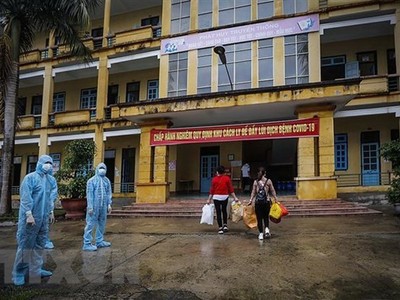 Các công dân vào khu cách ly tập trung. (Ảnh minh họa: Trọng Đạt/TTXVN).