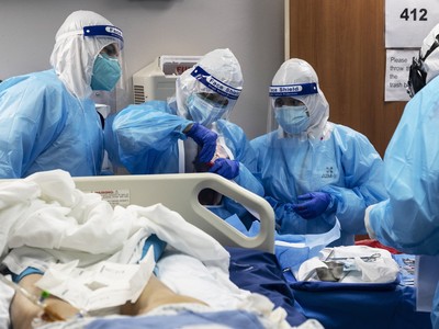 Lấy mẫu xét nghiệm COVID-19. (Ảnh: Trần Lê Lâm/TTXVN).