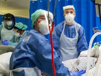 Điều trị bệnh nhân Covid-19 tại Anh. Ảnh: Guardian.