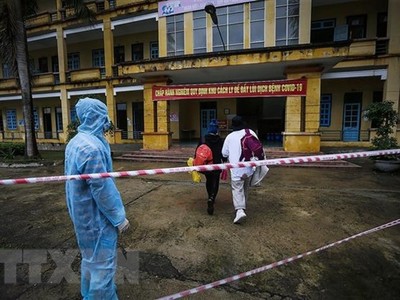 Các công dân vào khu cách ly tập trung theo dõi COVID-19. (Ảnh: Trọng Đạt/TTXVN).