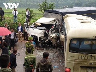 Tại hiện trường, phần đầu 2 chiếc xe biến dạng, chiếc xe khách quay ngang đường.