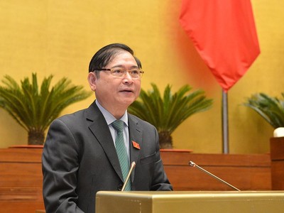 Chủ nhiệm Ủy ban Khoa học, công nghệ và môi trường Phan Xuân Dũng báo cáo trước khi Quốc hội biểu quyết.