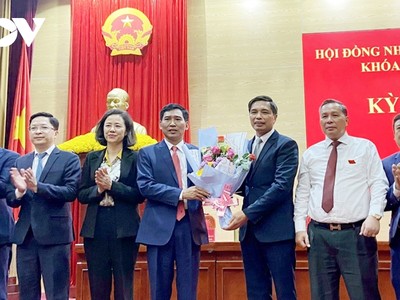 Lãnh đạo thành phố Hạ Long chúc mừng tân Chủ tịch UBND TP Nguyễn Tiến Dũng (thứ 4 từ trái sang).