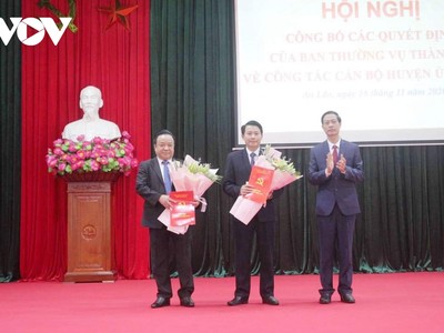 Lãnh đạo Thành ủy Hải Phòng trao quyết định và chúc mừng ông Vũ Duy Tùng (ngoài cùng bên trái), tân Giám đốc Sở Giao thông Vận tải Hải Phòng.