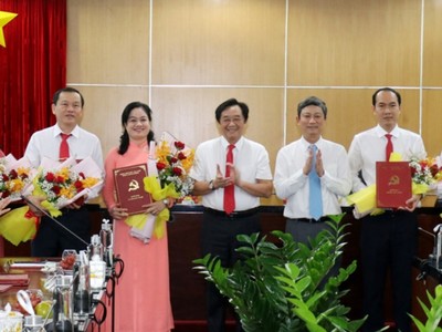 Trao quyết định cho các đồng chí được điều động, bổ nhiệm.