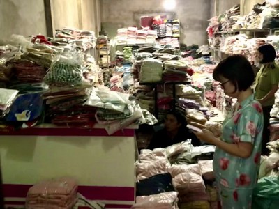 Kho hàng tàng trữ gần 1.300 sản phẩm giả mạo.