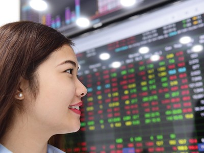 Đóng góp lớn vào đà tăng của chỉ số đến từ các nhóm cổ phiếu trụ cột như ngân hàng, Vingroup, thực phẩm, thép… Ảnh: Dũng Minh.