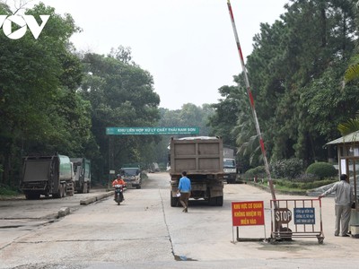 Đường vào Khu liên hợp xử lý chất thải Nam Sơn.