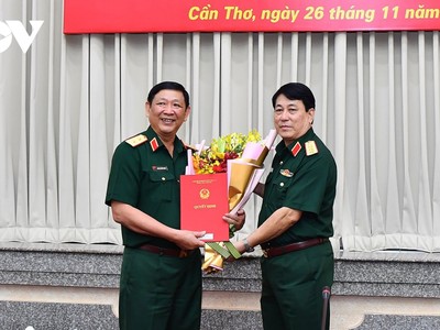 Đại tướng Lương Cường trao quyết định bổ nhiệm Phó Tổng Tham mưu trưởng QĐNDVN cho Trung tướng Huỳnh Chiến Thắng (trái).