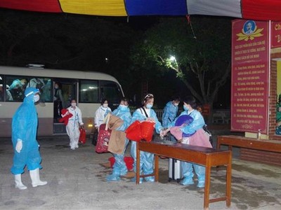 Công dân làm thủ tục vào cơ sở cách ly. (Ảnh minh họa: Đinh Tuấn/TTXVN).
