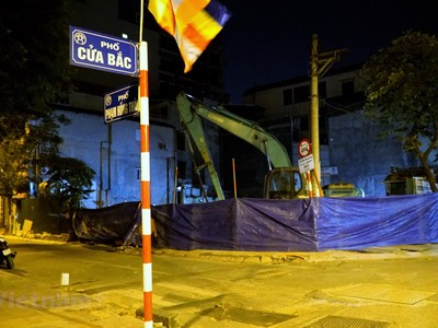 Khu vực gần nơi phát hiện quả bom được khoanh vùng. (Ảnh: Minh Hiếu/Vietnam+).