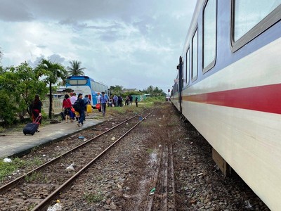 Ngành đường sắt chuyển tải hành khách đi tàu bằng ôtô do mưa lũ làm gián đoạn hoạt động chạy tàu Bắc-Nam. (Nguồn ảnh: Đường sắt Việt Nam).