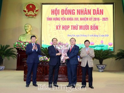 Thường trực Tỉnh ủy tặng hoa chúc mừng tân Chủ tịch UBND tỉnh Trần Quốc Văn. (Ảnh: Báo Hưng Yên).