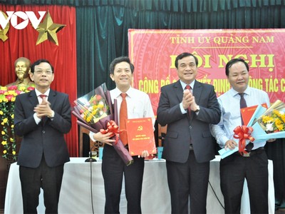 Ông Phan Việt Cường, Bí thư Tỉnh ủy Quảng Nam (thứ hai phải sang) tặng hoa chúc mừng các cán bộ.