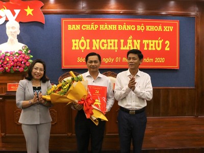 Bí thư Tỉnh ủy Sóc Trăng Lâm Văn Mẫn trao Quyết định của Thủ tướng chính phủ cho ông Trần Văn Lâu, Phó Bí thư Tỉnh ủy, giữ chức Chủ tịch UBND tỉnh.