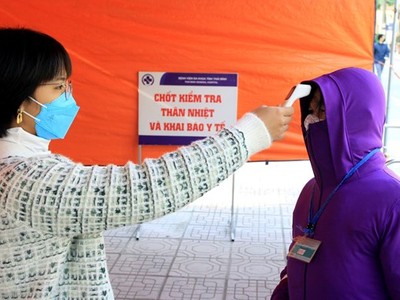 Công tác phòng chống dịch COVID-19 tại Bệnh viện Đa khoa tỉnh Thái Bình được tăng cường. (Ảnh: Thế Duyệt/TTXVN).