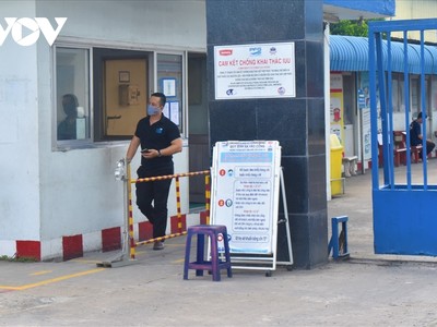 Bắt buộc tất cả các công nhân ra vào làm việc phải đeo khẩu trang.