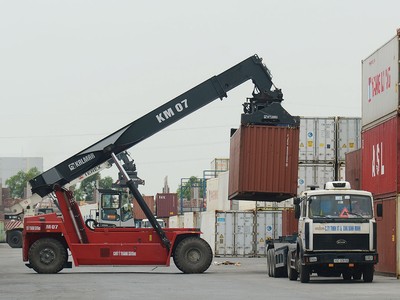 Giảm được tối đa chi phí là điều kiện sống còn của doanh nghiệp logistic. Ảnh: Dũng Minh.