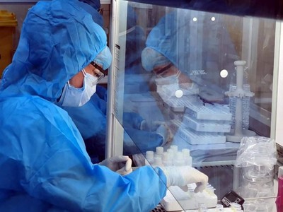 Việt Nam vừa nghiên cứu tự chế tạo, vừa phối hợp mua vaccine COVID-19 từ nước ngoài. Ảnh: Bộ Y tế.