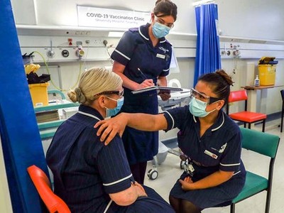 Huấn luyện nhân viên y tế về tiêm vắcxin. (Ảnh: AFP/Getty).