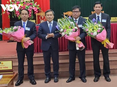 Ông Vũ Đại Thắng trao hoa chúc mừng ông Đoàn Ngọc Lâm (thứ hai từ phải sang); ông Hồ An Phong (ngoài cùng bên phải) và ông Phan Thanh Hùng (ngoài cùng bên trái).