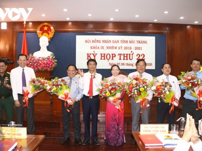 Bí thư Tỉnh ủy Lâm Văn Mẫn tặng hoa chúc mừng các tân Phó Chủ tịch HĐND tỉnh và UBND tỉnh.