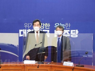 Trong ảnh: Chủ tịch đảng Dân chủ Đồng hành Lee Nak-yon (phải) và Đại sứ Việt Nam tại Hàn Quốc Nguyễn Vũ Tùng. (Ảnh: Mạnh HùngVietnam+).