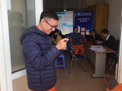 Cán bộ Công ty Môi trường Hà Đông sau khi đăng ký thành công đang trải nghiệm ứng dụng.